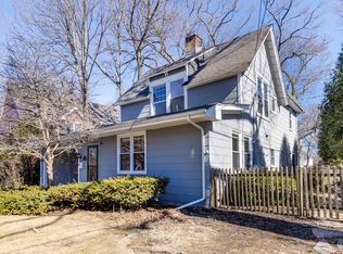 561 Moffett Rd, Lake Bluff, IL 60044