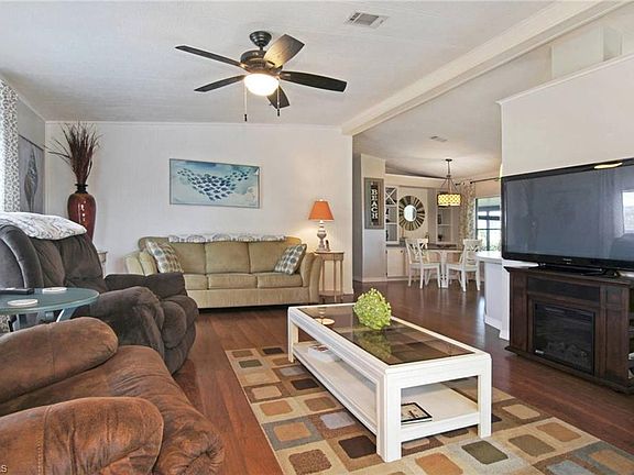 4th image of 560 Charlemagne Blvd