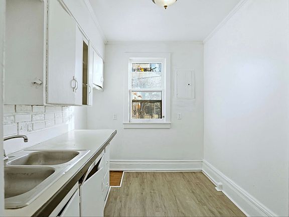 5th image of 2323 S Washington Ave