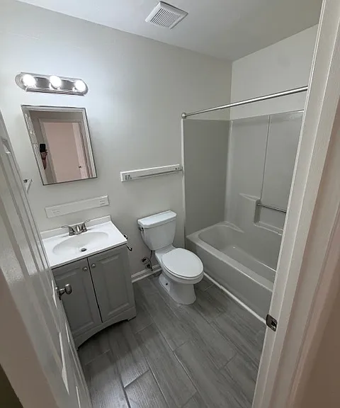 533 Nicoll St — Photo 6