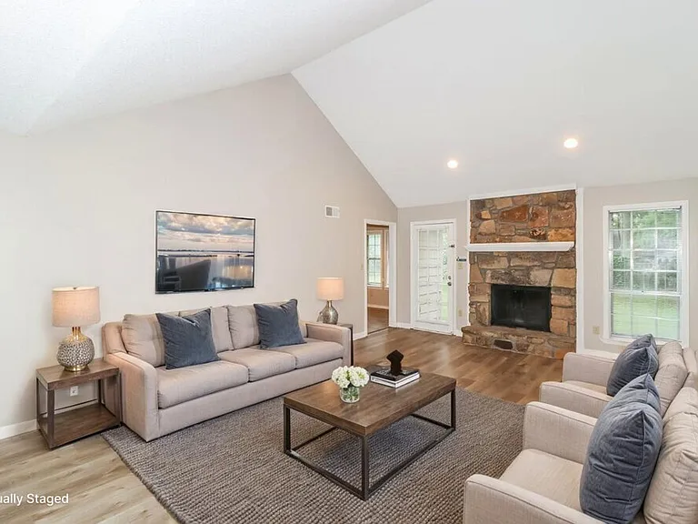 6049 Lawnhill Dr — Photo 4