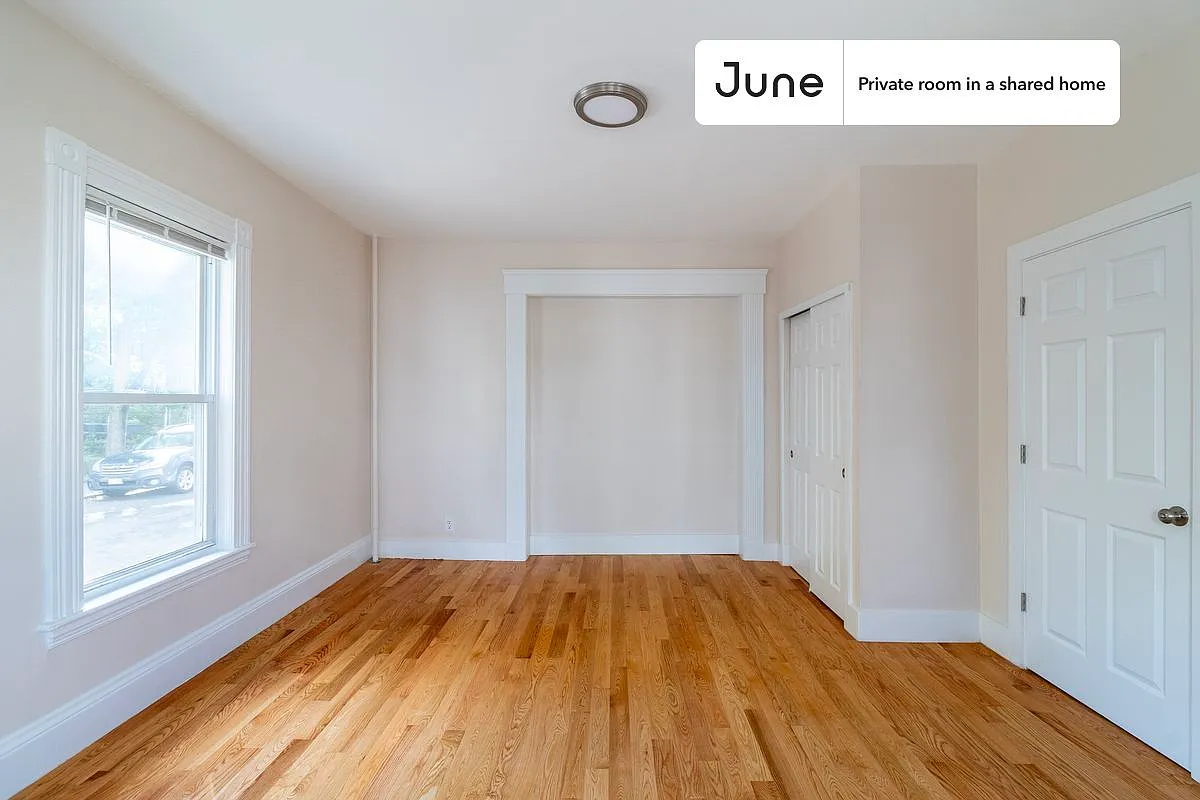 Queen bedroom in 7 bed/2 bath home in Allston #1734 A — Photo 4