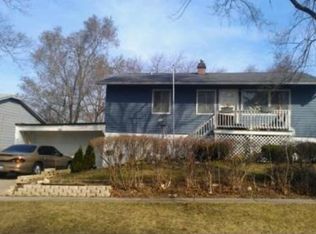 110 E Chestnut Dr, Streamwood, IL 60107