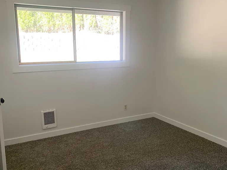 2409 Burcham St — Photo 13