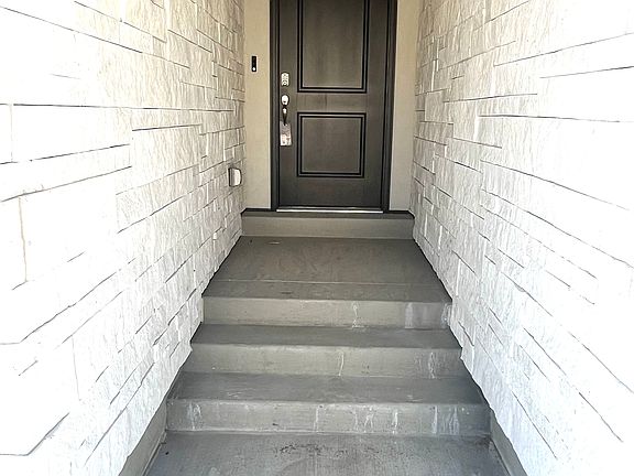 3rd image of 294 E Glencoe Dr