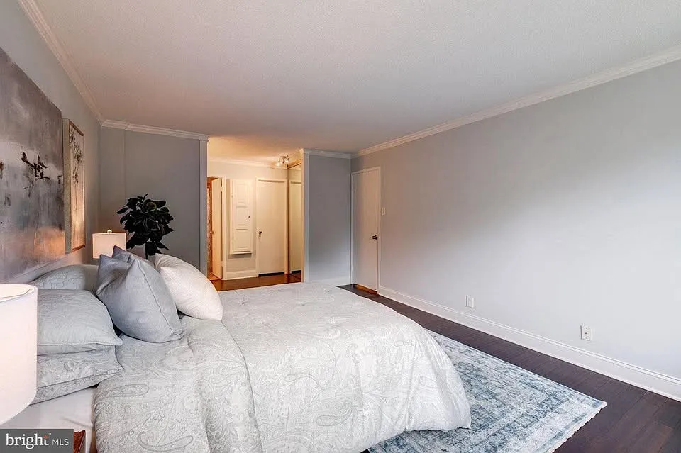 203 Yoakum Pkwy #821