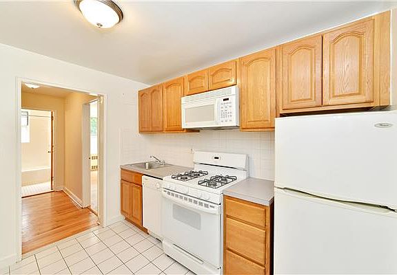 3rd image of 6545 Yellowstone Blvd APT 1C