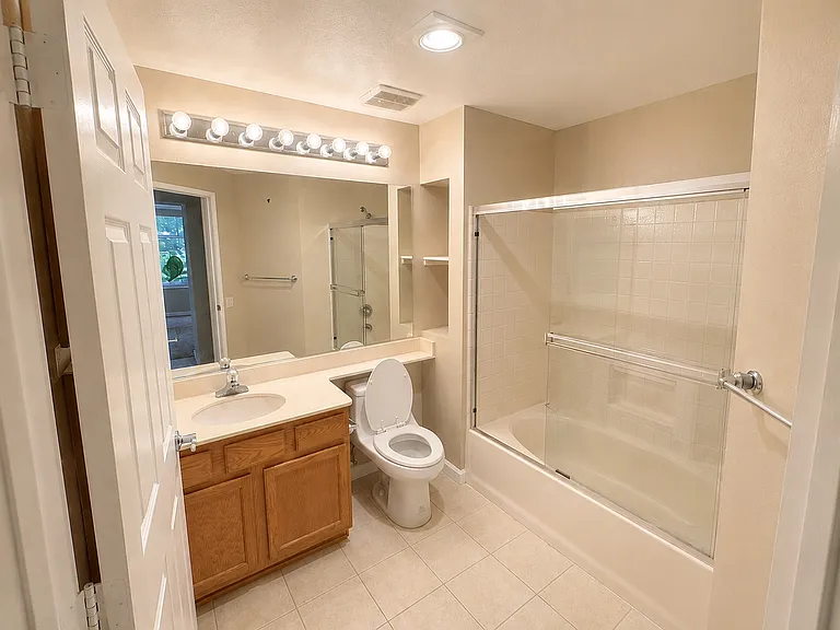 320 Caldecott Ln #108 — Photo 4