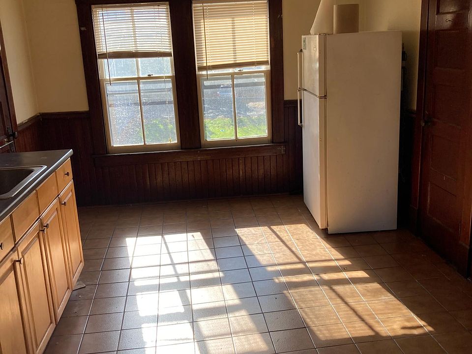 1st image of 90 Lasalle St APT 3