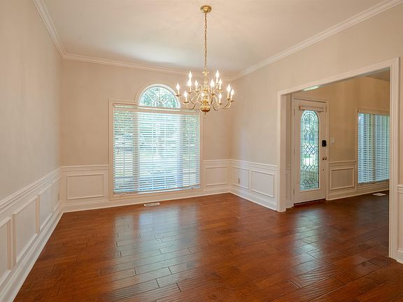 5th image of 812 Wood Creek Ln