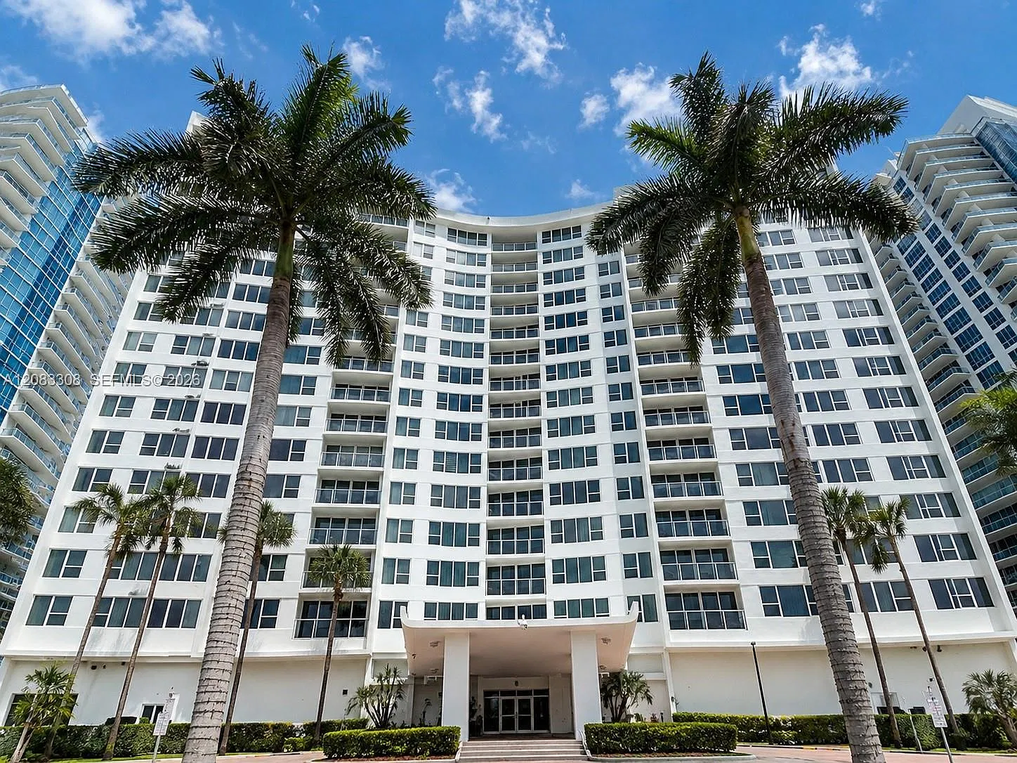 Alexander Towers Condo — Photo 3