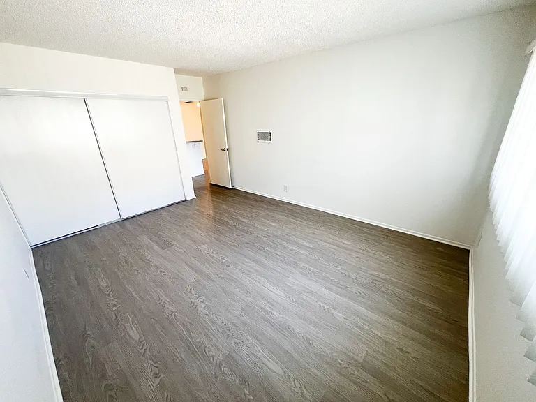 11018 Moorpark Apartments — Photo 36