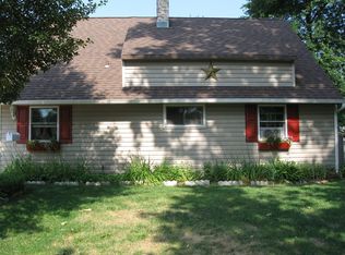 49 Nettletree Ln, Levittown, PA 19054