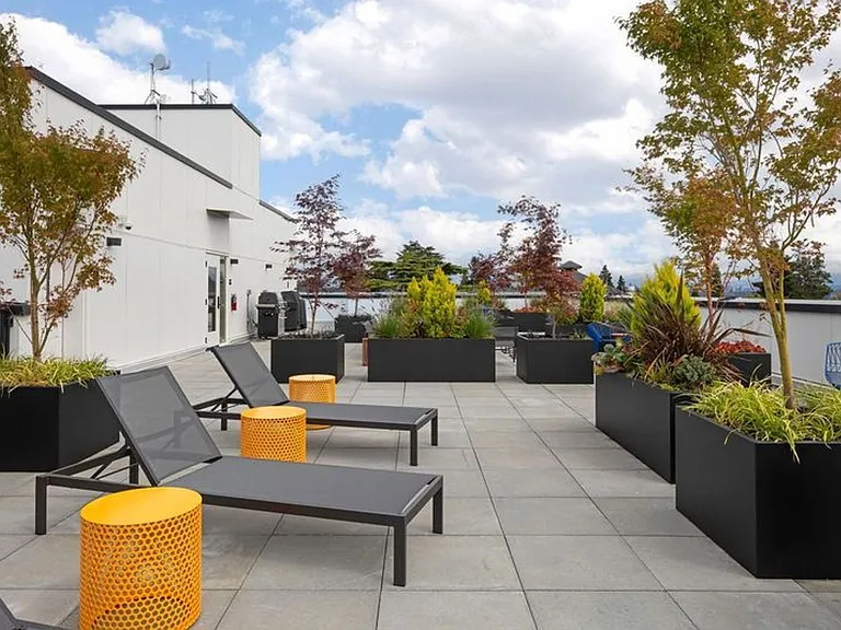 CHRONICLE: Stylish Wallingford Studios with Full Appliance Package & Premium Amenities — Photo 7