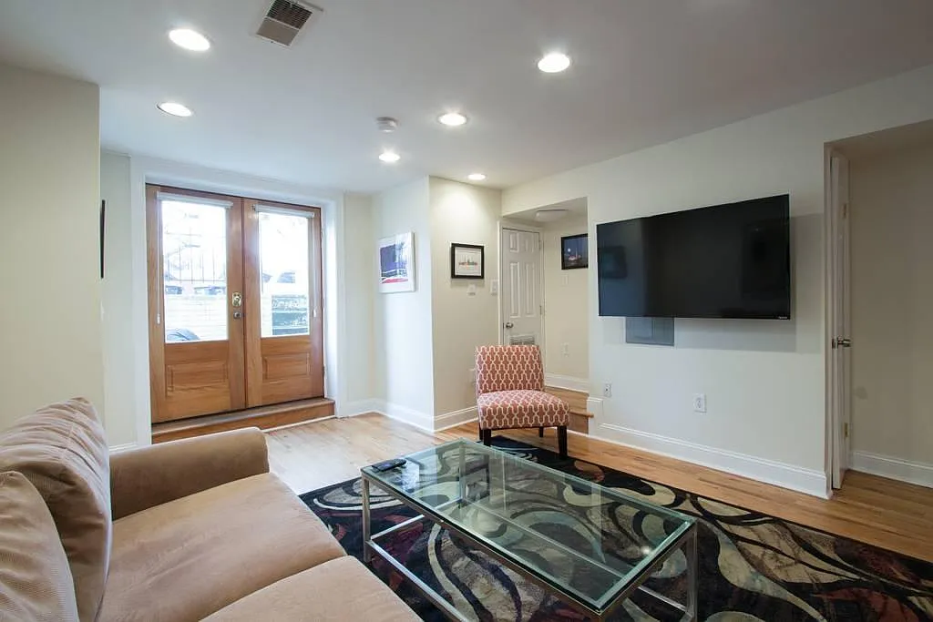 2 bed, 700 sqft, $2,590 — Photo 2