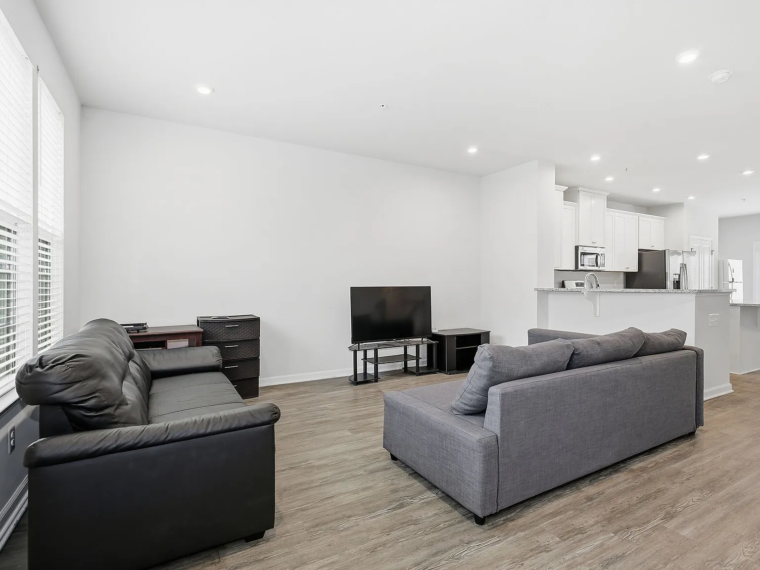 5 bed, 4.5 bath, 2520 sqft, $3,800 — Photo 2