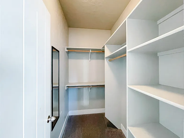 325 E 40th St — Photo 11