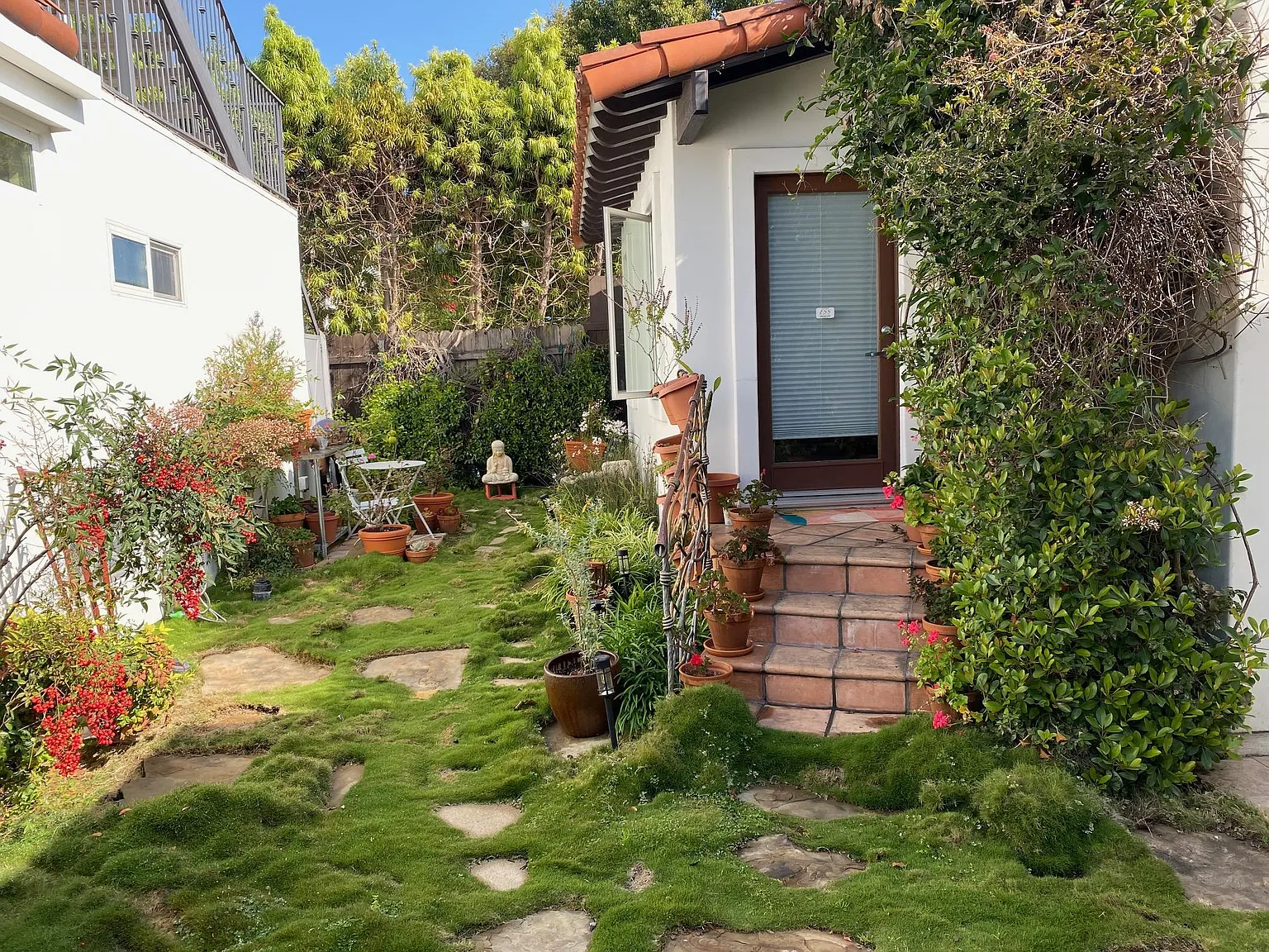 Studio, 600 sqft, $2,395 — Photo 2