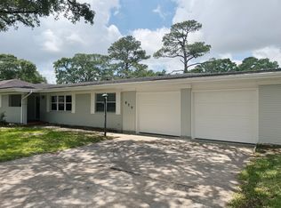 830 West Dr, Port Neches, TX 77651