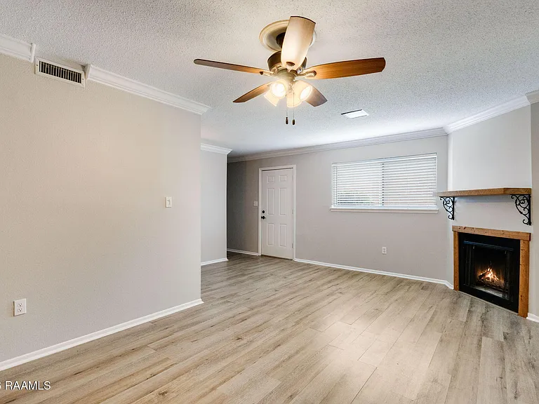110 W Bayou Pkwy #102 — Photo 4