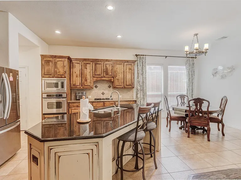 9823 Carriage Hill Ln — Photo 11