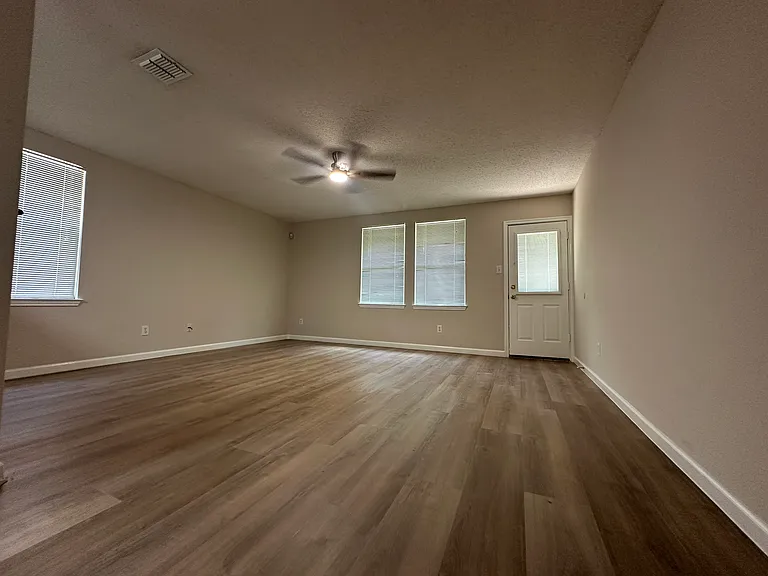 1316 Willow Tree Dr — Photo 10