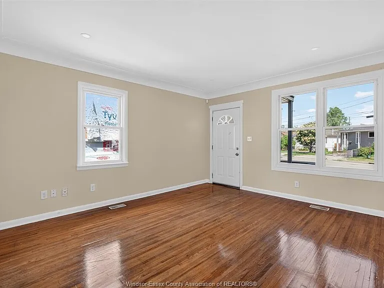 693 S Pacific Ave — Photo 5