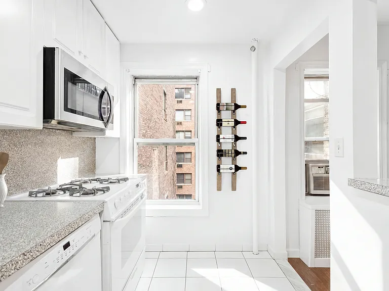 321 E 53rd St #4 — Photo 4