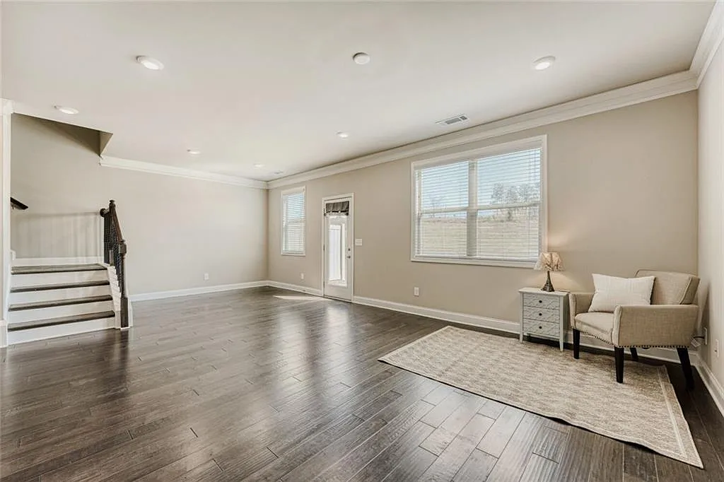 3 bed, 2.5 bath, 2102 sqft, $2,300 — Photo 2