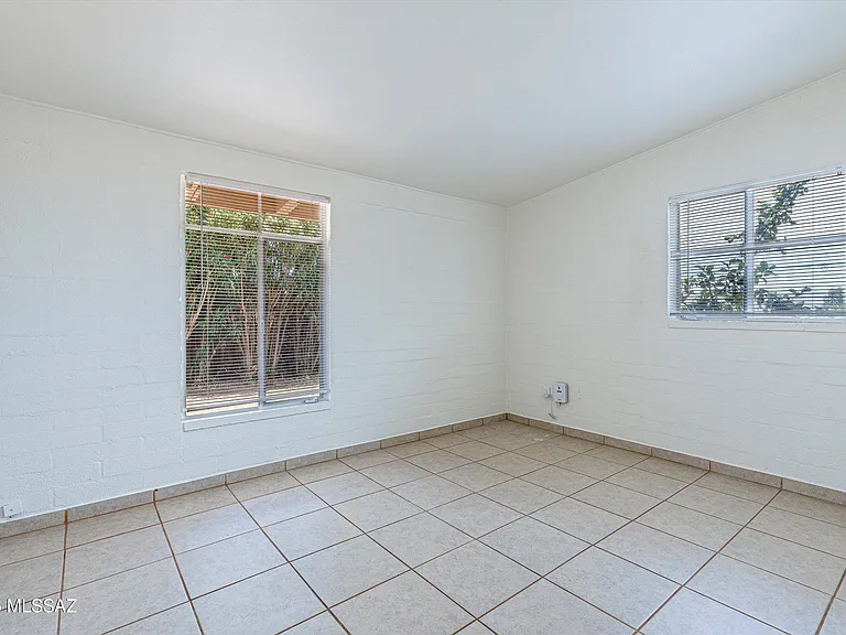 104 N Douglas Ave — Photo 16