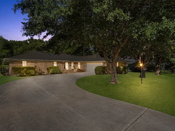 3940 Van Deman Dr, Benbrook, TX 76116