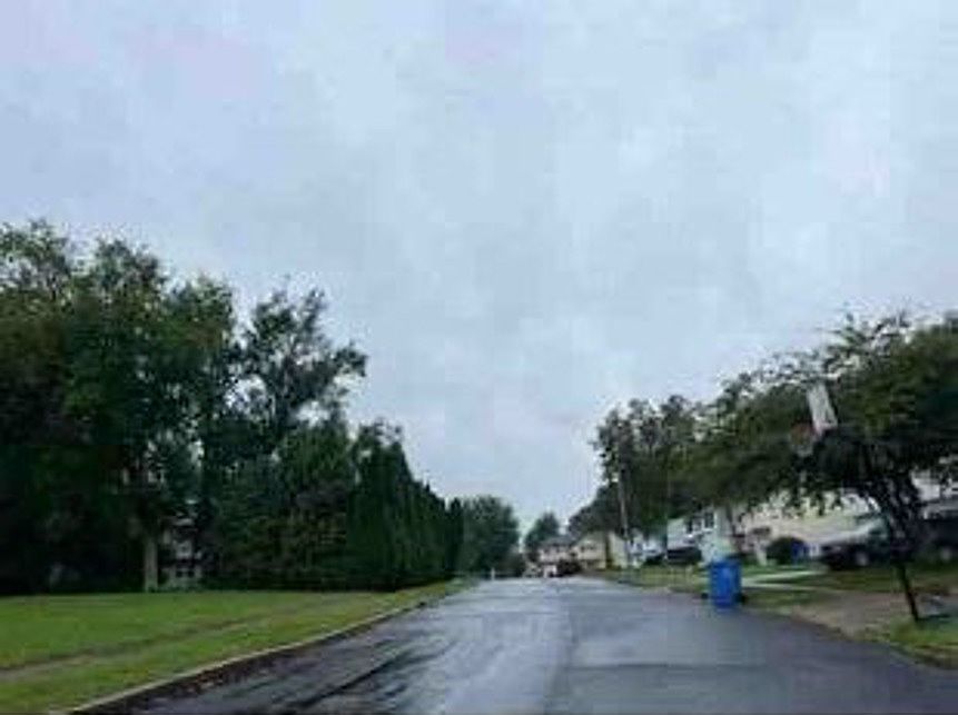 Exterior Neighborhood (street photo)
