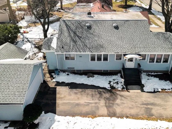 306 W Madison St, Belvidere, IL 61008