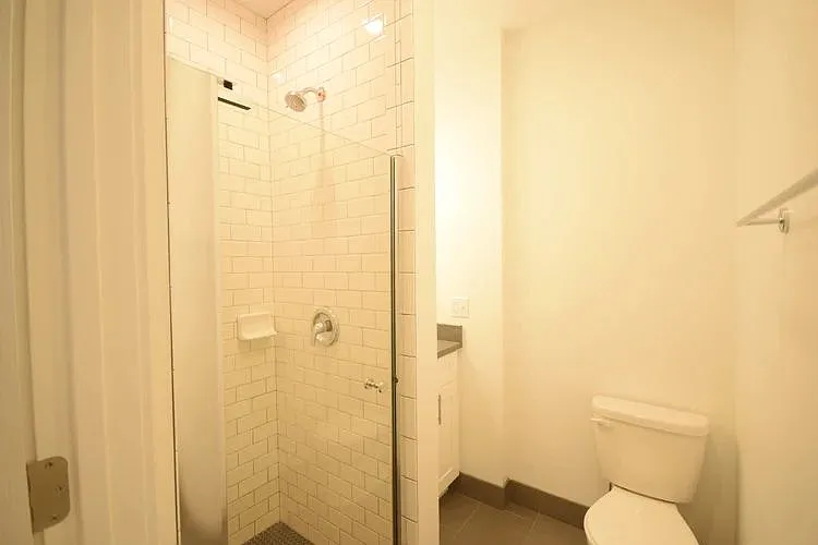 944 W Montrose — Photo 10