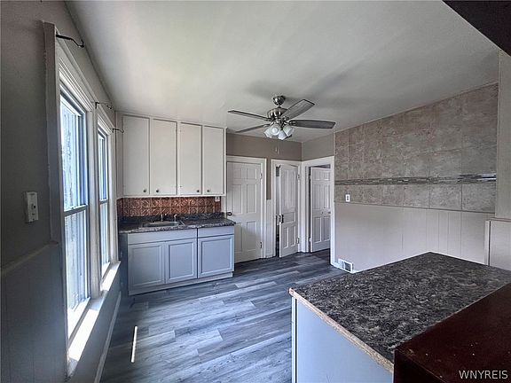 5th image of 151 Amber St