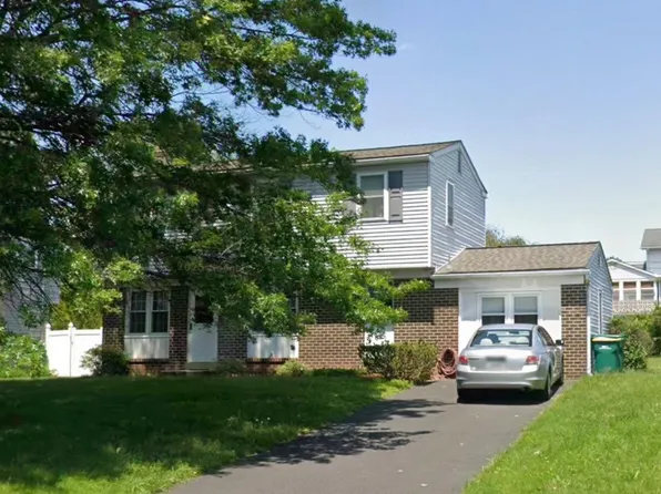 1010 Lake Ln, Pennsburg, PA 18073