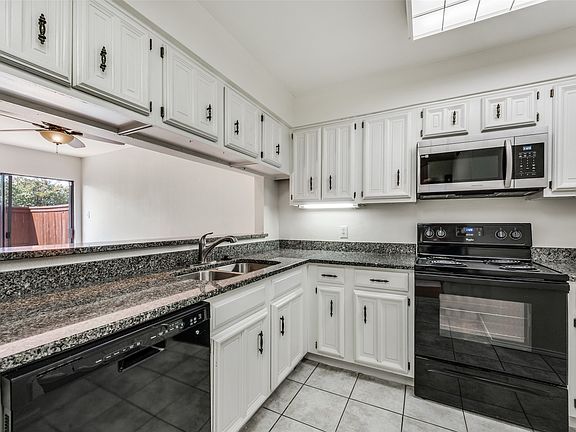 5th image of 10 W Meadow Ln