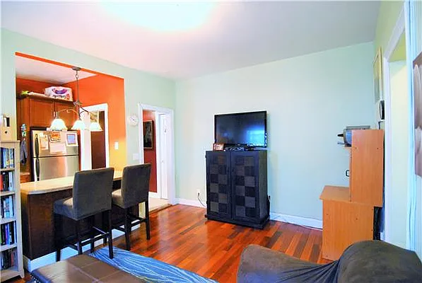 Sold by R New York | media 29