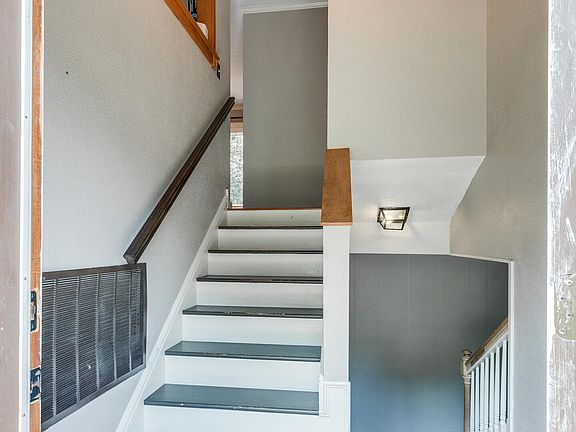 5th image of 157 Hillcrest Cir