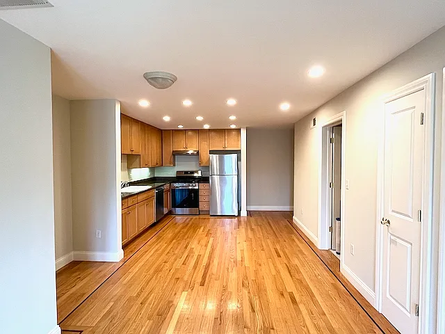 70 Gladys St — Photo 2