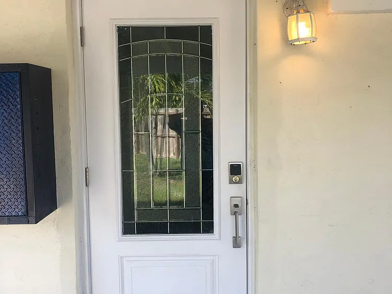 837 SW 27th St — Photo 4