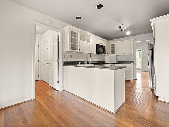 3rd image of 208 Rock Ridge Rd