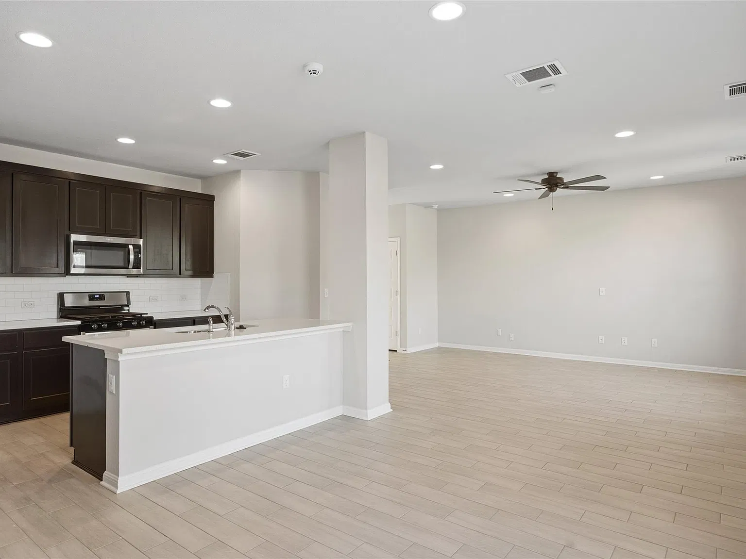 3 bed, 2.5 bath, 1852 sqft, $2,200 — Photo 4