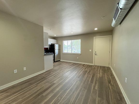 2nd image of 2000 N Blackwelder Ave #103
