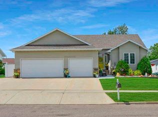 1504 11th St SE, Minot, ND 58701