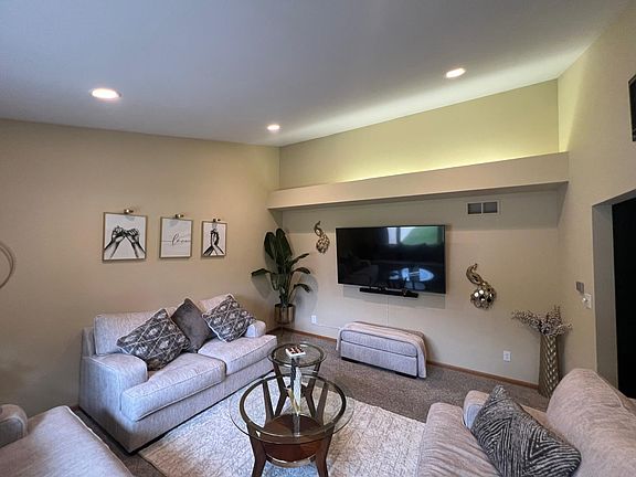 5th image of 2011 Hollow Cir