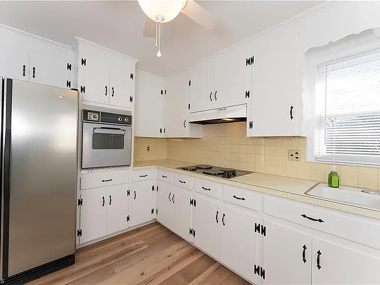 2400 Queen St — Photo 10