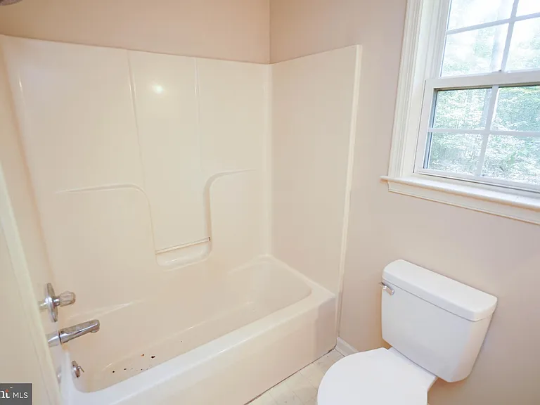 935 Queen Ave — Photo 32