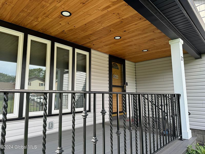 2nd image of 27 Aspen Circle
