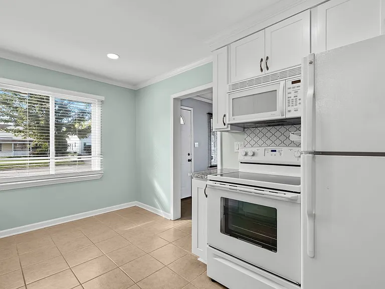 2215 Rowland Ave — Photo 6